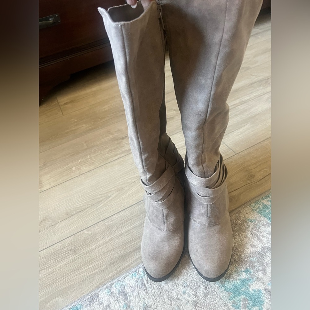Fergalicious Knee-high boots: Sz 10 (Wide Calf) - Picture 9 of 10